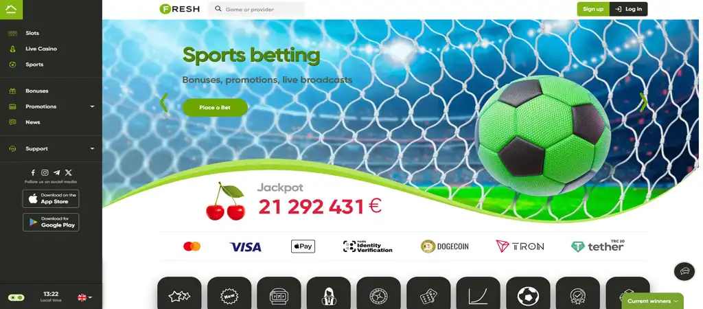 A Fresh Casino kezdőlapjának sportfogadás szekciója, focilabda a hálóban, jackpot összeg, fizetési módok (Visa, Mastercard, Apple Pay, kriptovaluták)