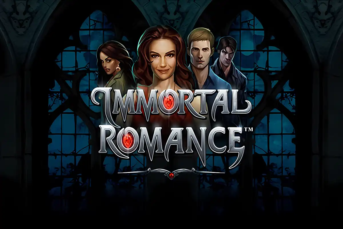 Immortal Romance online sorsjegy a Microgaming-től, sötét, misztikus háttérben négy karakterrel, középen egy vonzó nővel. Elegáns, ezüst színű felirat, közepén vörös drágakővel.