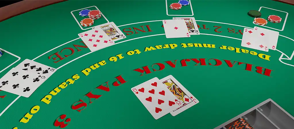 Blackjack asztal zöld filc borítással, zsetonokkal és kártyákkal.