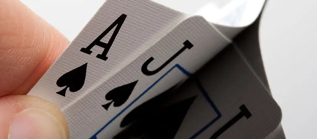 Blackjack lapok értékének felfedése, ász és bubi a játékos kezében.