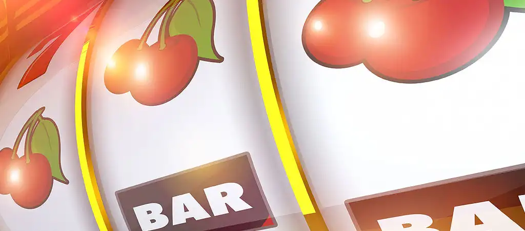 Közeli kép egy nyerőgépről, cseresznye és BAR szimbólumokkal, amelyek az online kaszinók ingyen pörgetéseihez kapcsolódnak.