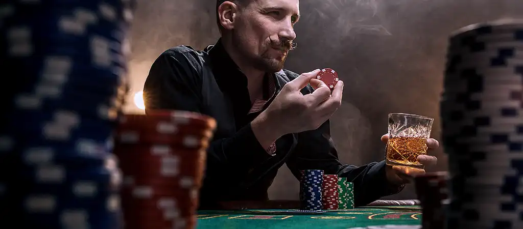 5 lapos p&oacute;ker szab&aacute;lyok, a j&aacute;t&eacute;kos j&oacute;l megfontolt zseton elhelyez&eacute;sre k&eacute;sz&uuml;l az asztalon.