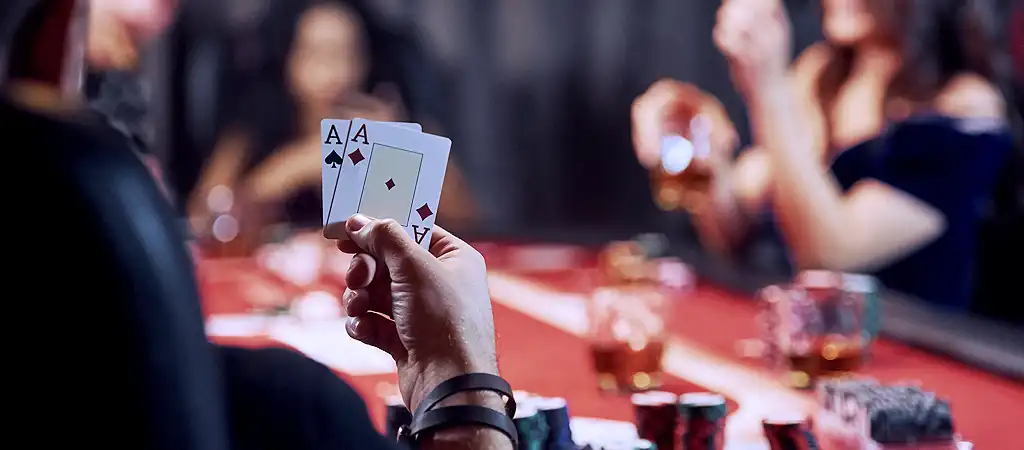 P&oacute;ker szab&aacute;lyok nyerő kezek, a j&aacute;t&eacute;kos kez&eacute;ben k&eacute;t &aacute;sz Texas Hold'em sor&aacute;n.