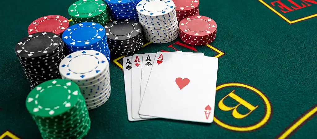 Texas Hold'em p&oacute;ker szab&aacute;lyok: &aacute;sz Four of A Kind kombin&aacute;ci&oacute; az asztalon.