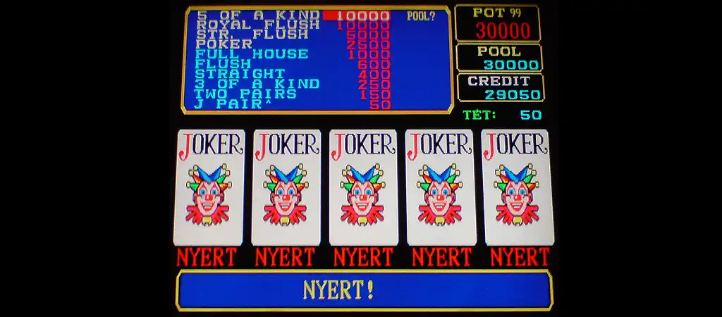 Pub Poker retro nyerőg&eacute;p k&eacute;pernyőn &ouml;t darab Joker kombin&aacute;ci&oacute; &eacute;s nyertes &uuml;zenet.