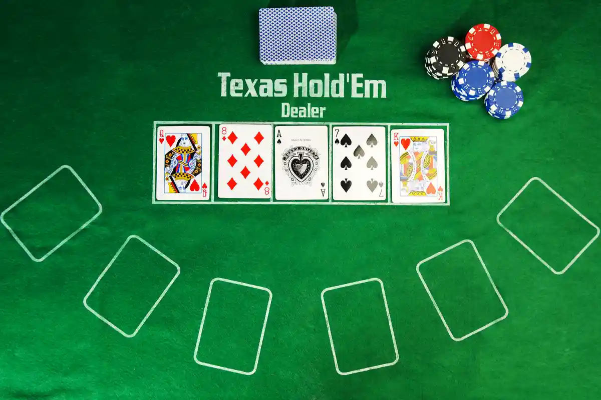Texas Hold'em pókerasztal öt közös lappal és zsetonokkal, a póker szabályainak illusztrálására.