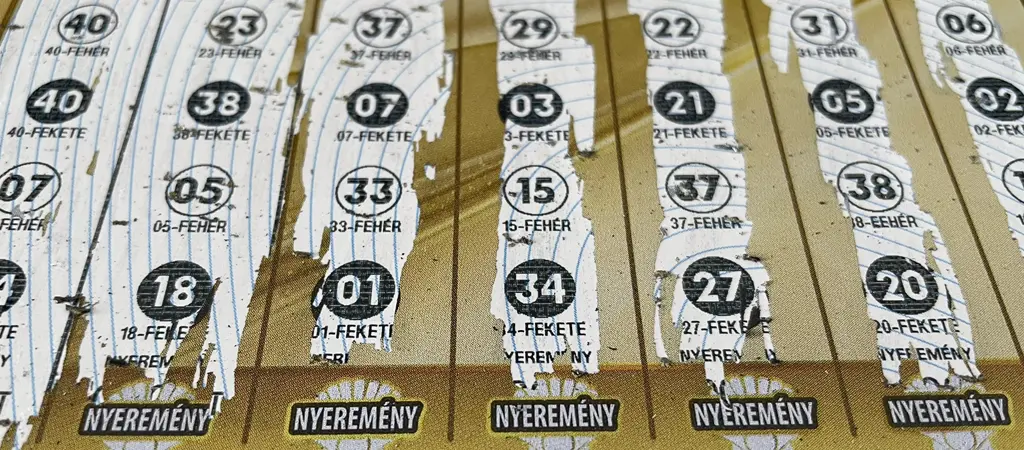 Kaparós sorsjegy lekapart mezőkkel, amelyek a lehetséges nyereményeket mutatják meg