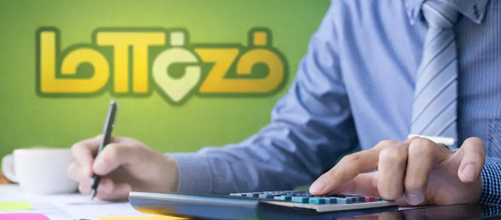 Lottózó üzemeltető pénzügyi számításokat végez kalkulátorral a jutalékok és bevételek adózásának tervezéséhez