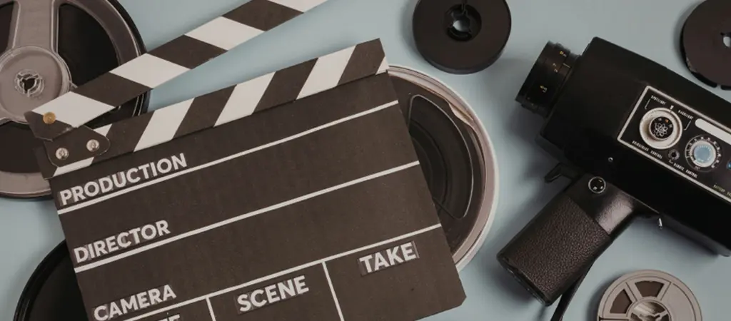 Filmes kellékek és kamera eszközök, a modern nyerőgépek látványvilágának filmes hatására utalva